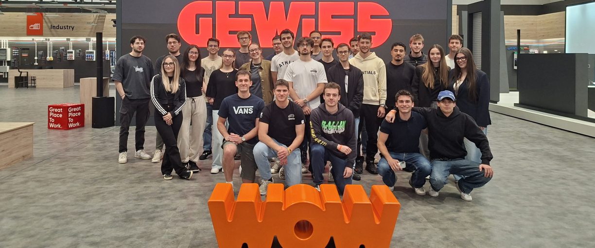 Studenti UNIBG in visita al GEC: tour e attività pratica su domotica e progettazione smart.