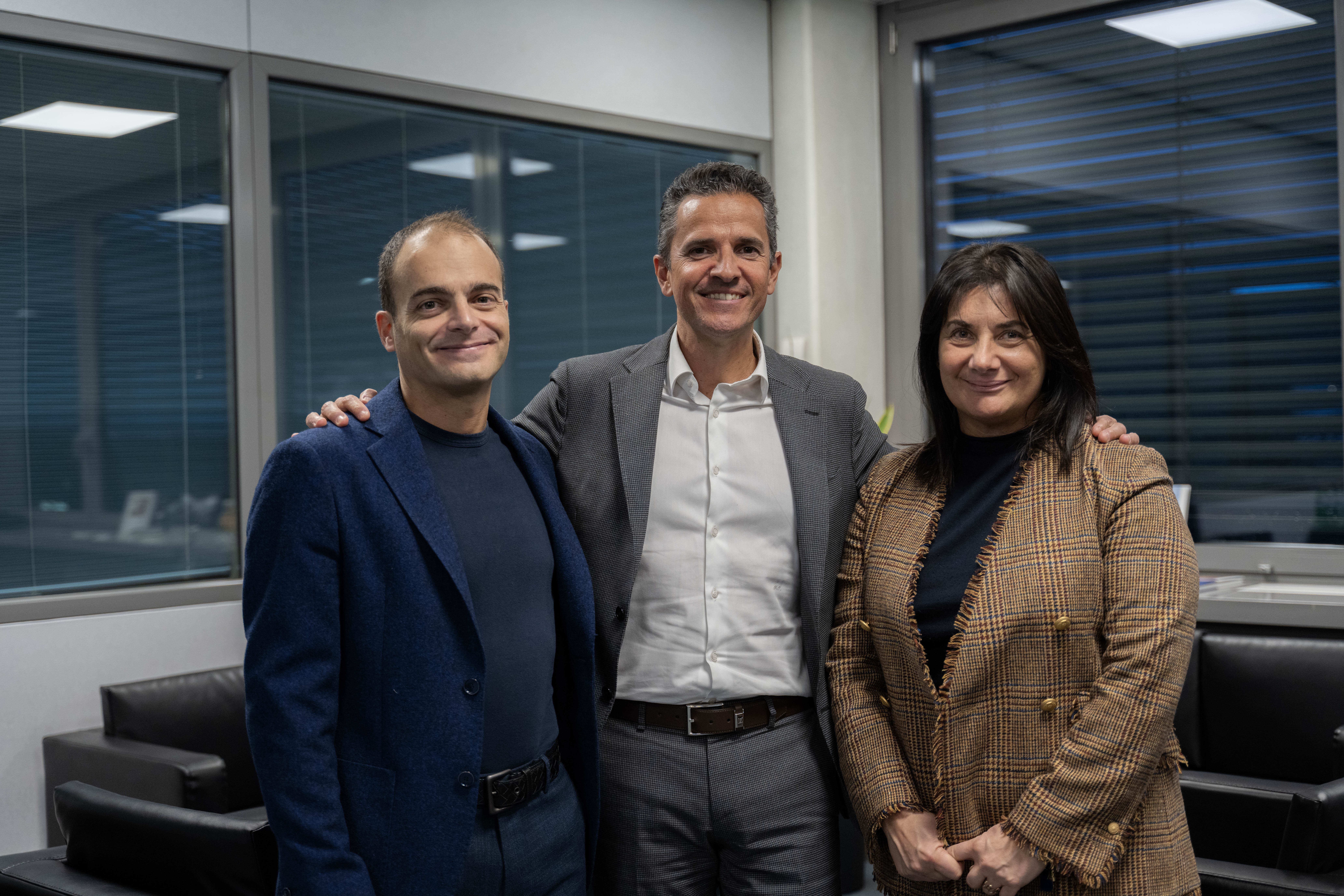 Ai lati, Luca FORMENTINI e Lucia BURINI, fondatori di PULSAR Engineering. Al centro, Paolo CERVINI, CEO di GEWISS