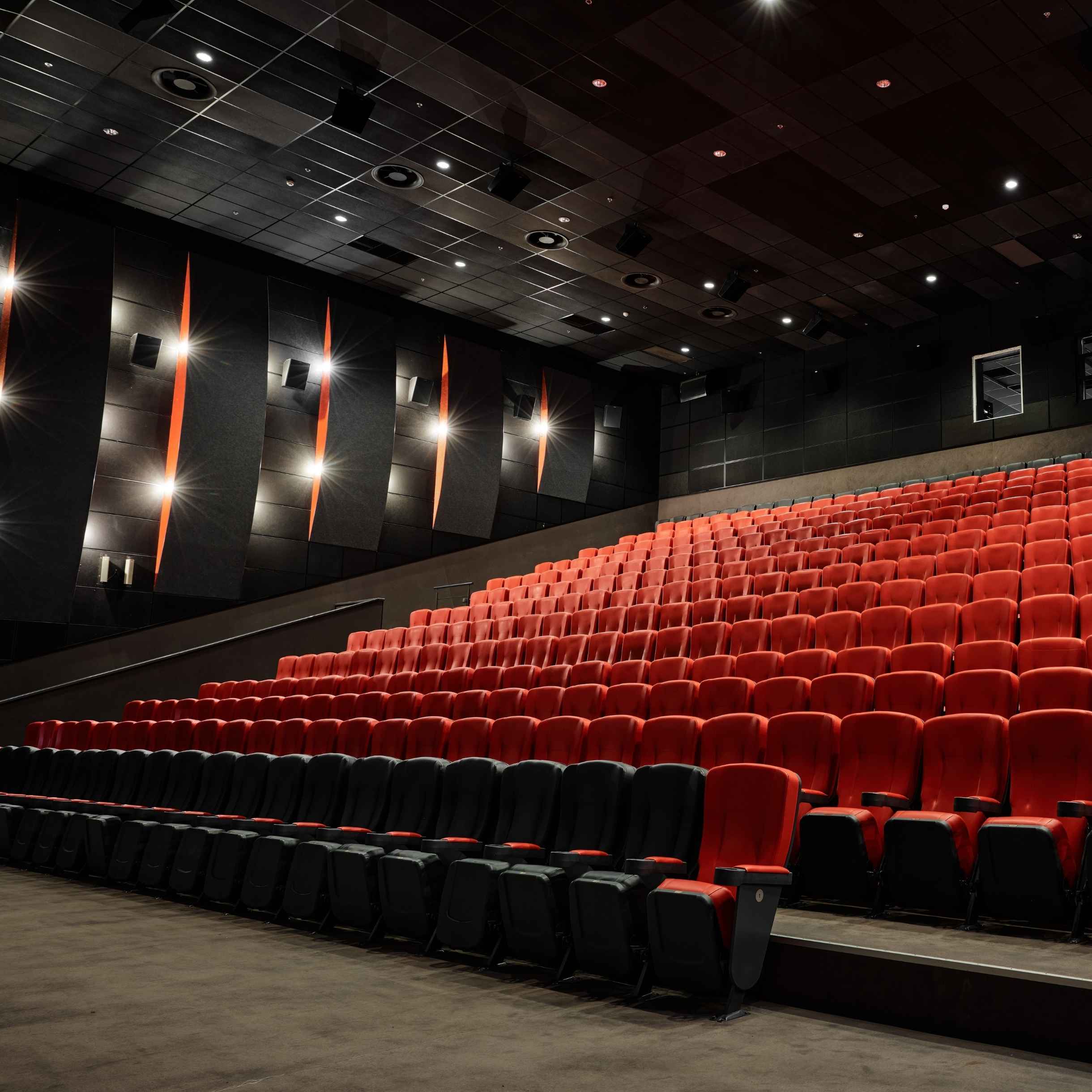 Normative e soluzioni per impianti elettrici nei locali di pubblico spettacolo