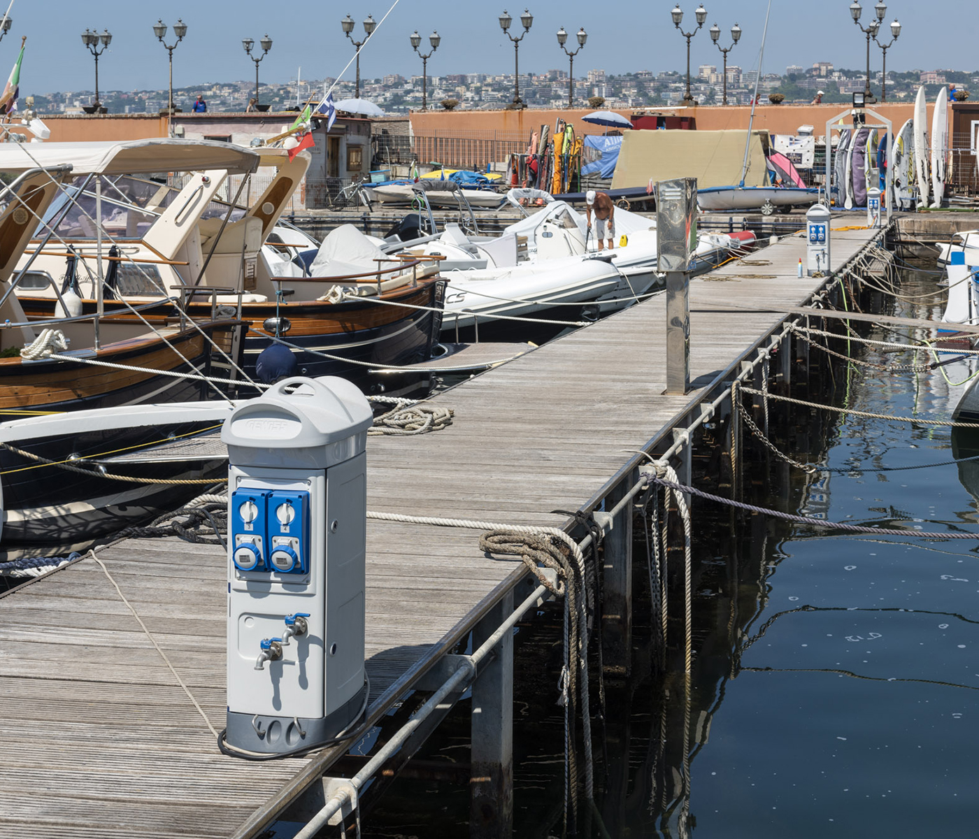 Reale Yacht Club Canottieri Savoia logistic port