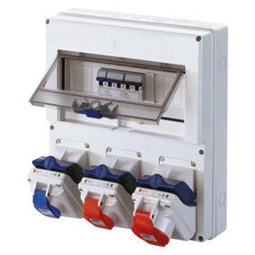 Quadros COMBIBLOC eletrificados com tomadas interbloqueadas compactas - IP44 / IP55