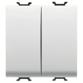 dvojitý schodišťový přepínač 250 v ac – svorky s rychlým zapojením – 1p 16ax – neutrální tlačítko – 2 moduly – lesklá bílá – chorusmart