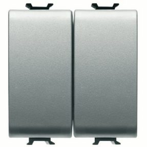 DVOJITÝ SCHODIŠŤOVÝ PŘEPÍNAČ 250 V AC – SVORKY S RYCHLÝM ZAPOJENÍM – 1P 16AX – NEUTRÁLNÍ TLAČÍTKO – 2 MODULY – TITAN – CHORUSMART
