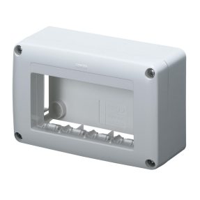SELF-SUPPORTING DEVICE BOX FOR SYSTEM DEVICE - SKIRT AND FRAMNE TRUNKING - 4 GANG - SYSTEM RANGE - WHITE RAL 9010