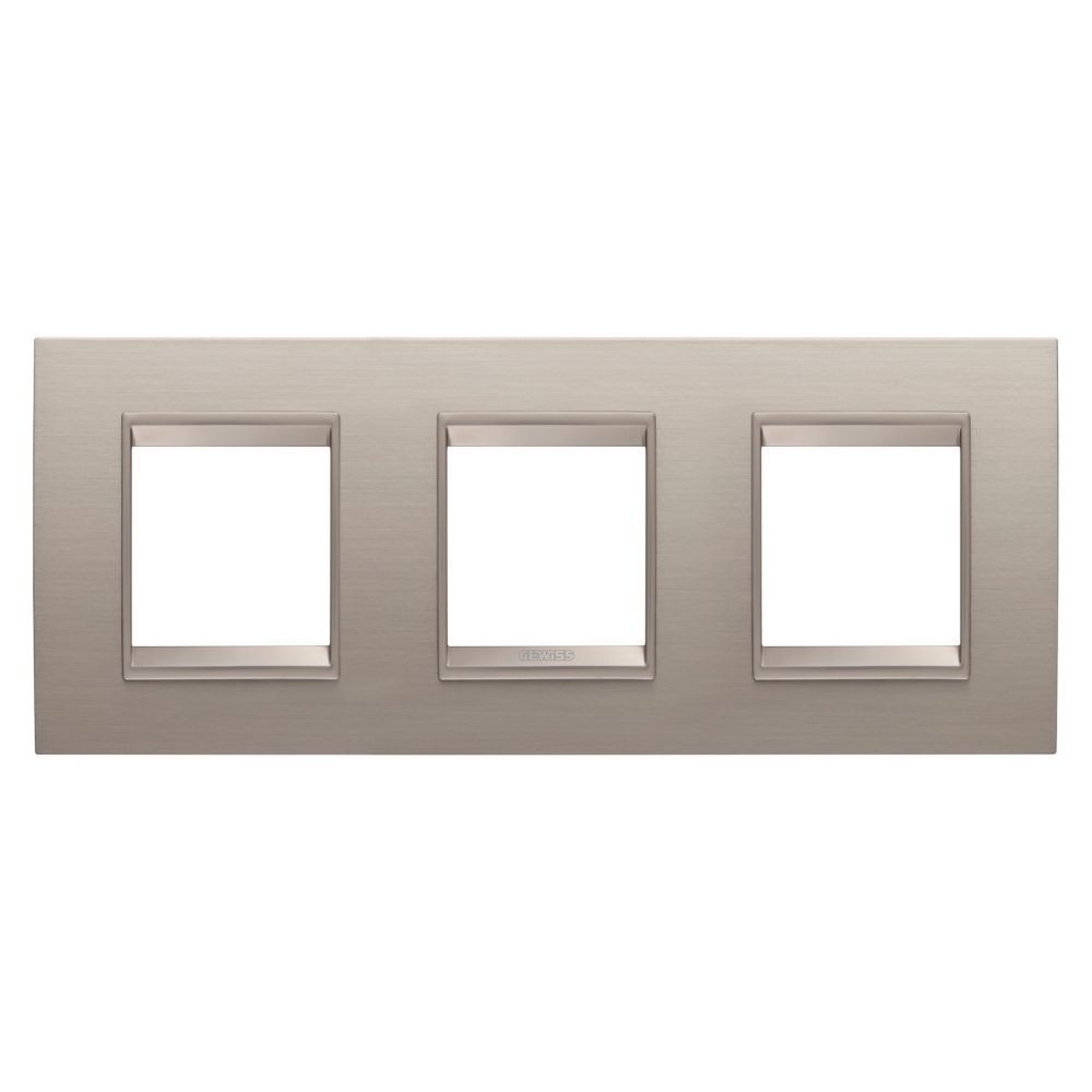 mezinárodní rámeček lux – z kovu – 2+2+2 moduly vodorovné – kartáčovaný hliník – vnitřní rám matný světlý bronz – chorusmart