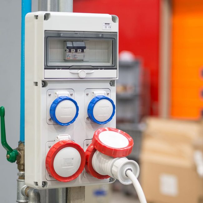 Q-DIN14 Scatola Porta Fuse IP65 – 4 Prese Orizzontali, Resistente A Calore E Urti, Installazione A Parete Per Ambienti Esigenti