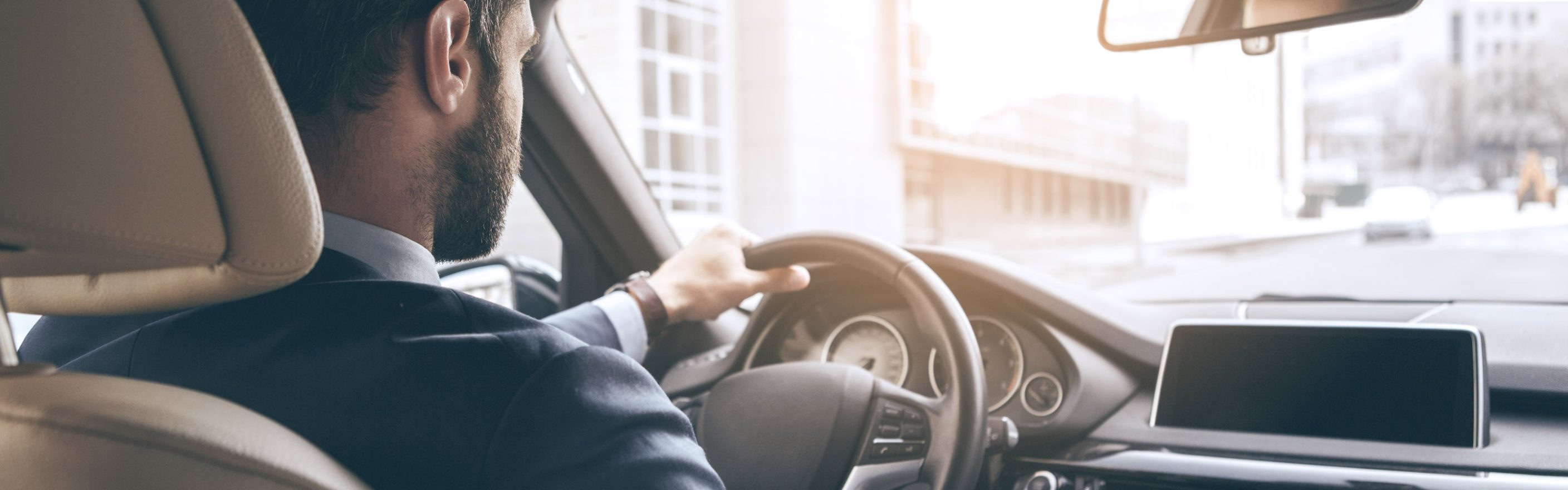 Uomo al volanta utilizza JOINON Charge&Go per trovare colonnine di ricarica elettrica