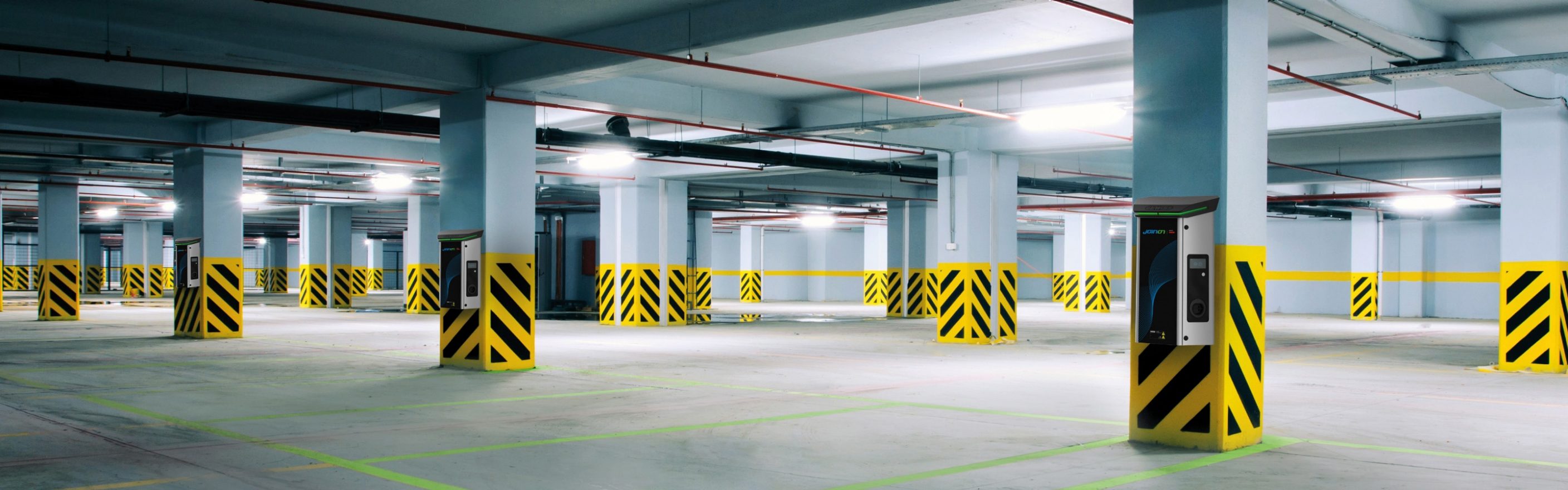 Colonnina I-ON a muro installata in parcheggio pubblico