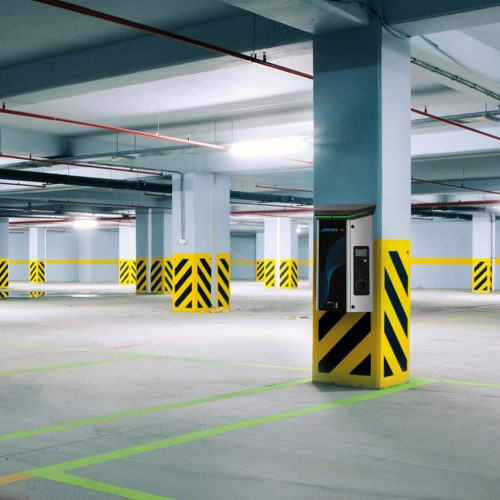 Colonnina I-ON a muro installata in parcheggio pubblico